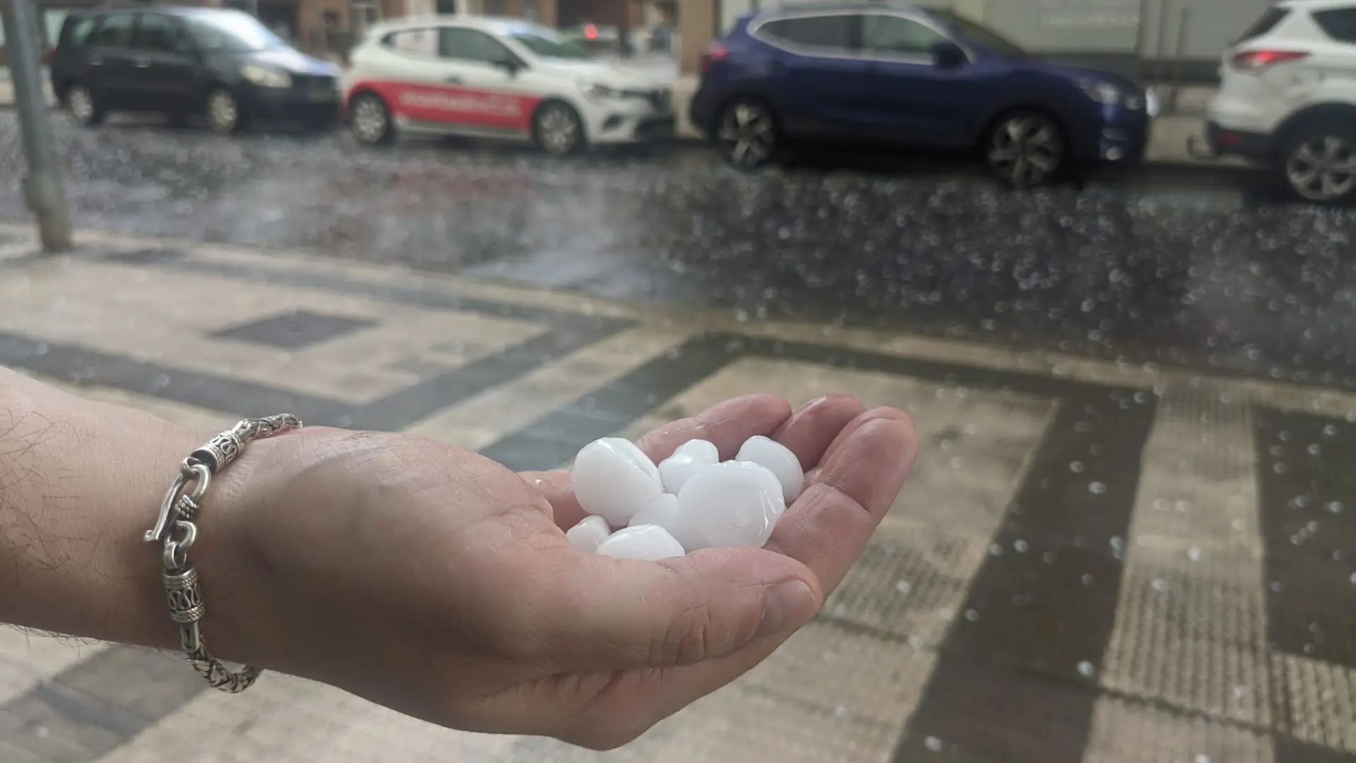 Una fuerte granizada sorprende a los vecinos de Huesca este sábado