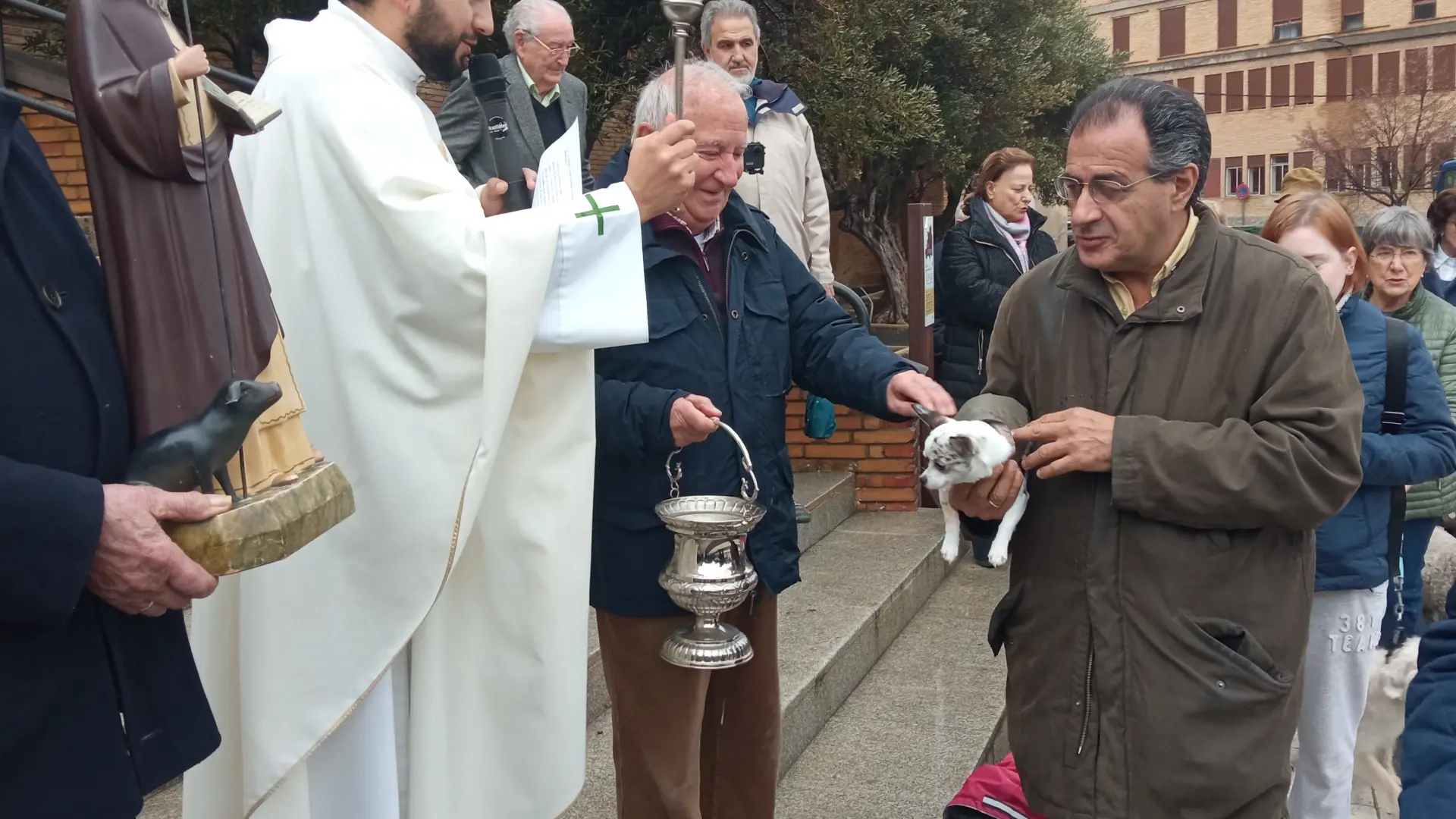 Barbastro celebra el día de San Antón con la consagración de mascotas