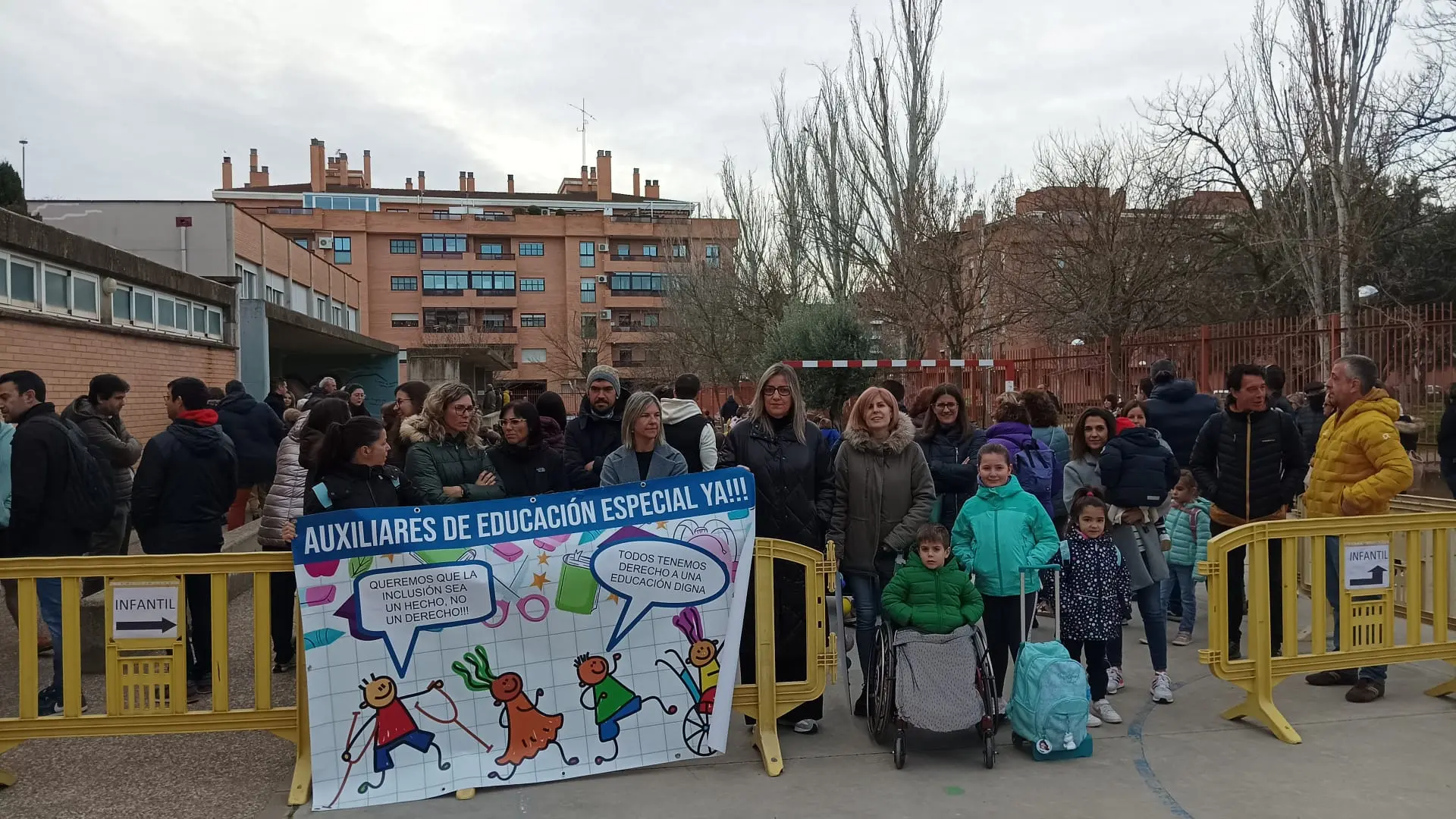 Concentración en el Pedro J Rubio para exigir auxiliares de Educación