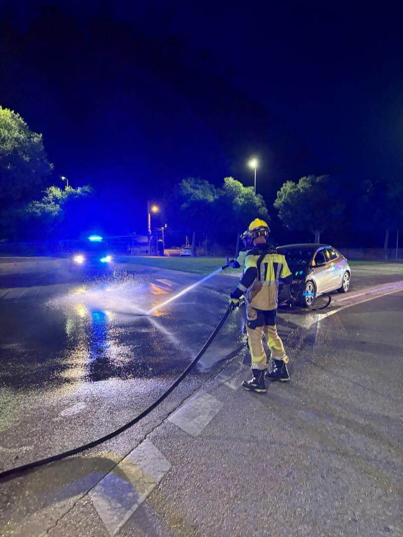 Un Coche Colisiona Contra Una Farola En Una Rotonda De Huesca