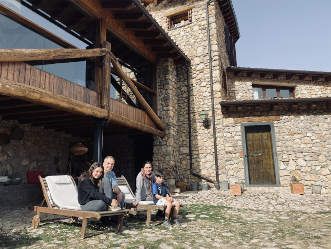 Eric Baudu y María Solana con sus hijos Rita y Matís en Buira, donde viven y regentan el alojamiento de turismo rural Ca del Roi.