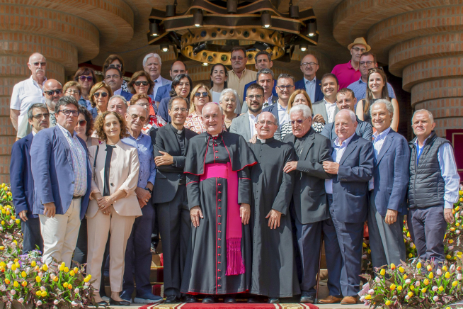 Obispo de Barbastro-Monzón y autoridades asistentes a la Jornada Mariana de la Familia.