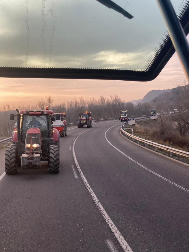 Marcha de tractores este jueves en la provincia de Huesca en la A-131, en la carretera Sariñena-Huesca.