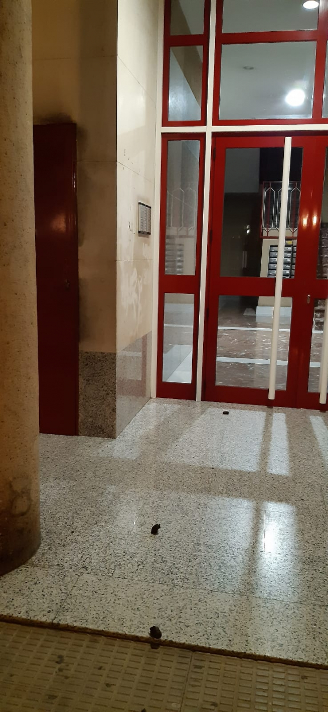 El malestar de los vecinos del Pasaje Almériz ha ido en aumento al encontrar excrementos en un portal.