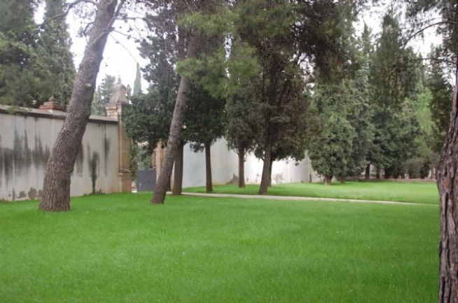 Acceso al cementerio de la ciudad bajocinqueña.