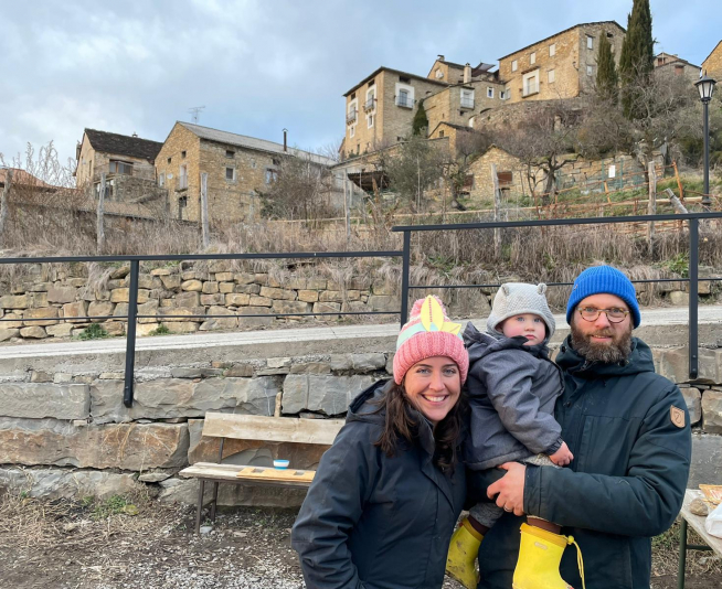 Marcela Xirinachs y Jeroen Spoelstra con su hijo Oliver, en este barrio de Banastón (Aínsa-Sobrarbe).