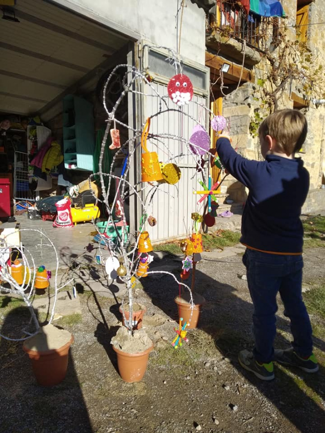 Taller de árboles de Navidad que realizaron con los niños de la localidad, que habitualmente están por ahí unos seis.