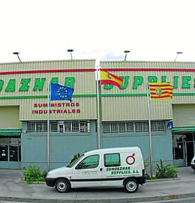 La empresa dispone de una superficie total de 2.600 metros cuadrados para almacén y venta de sus productos.