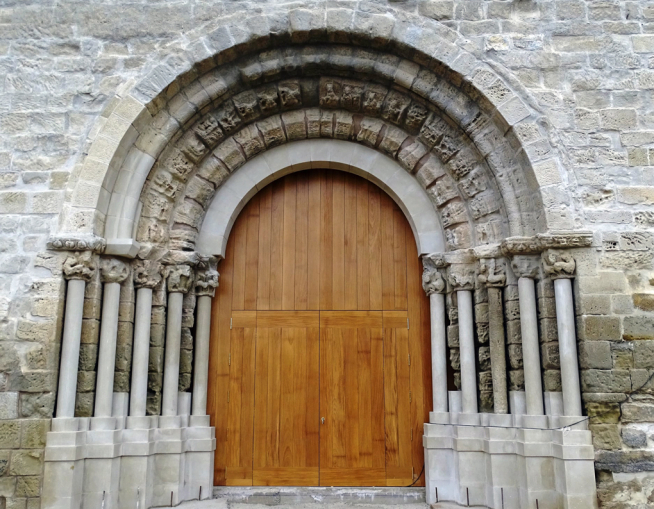 Aspecto de la portada de San Miguel tras ser restaurada.