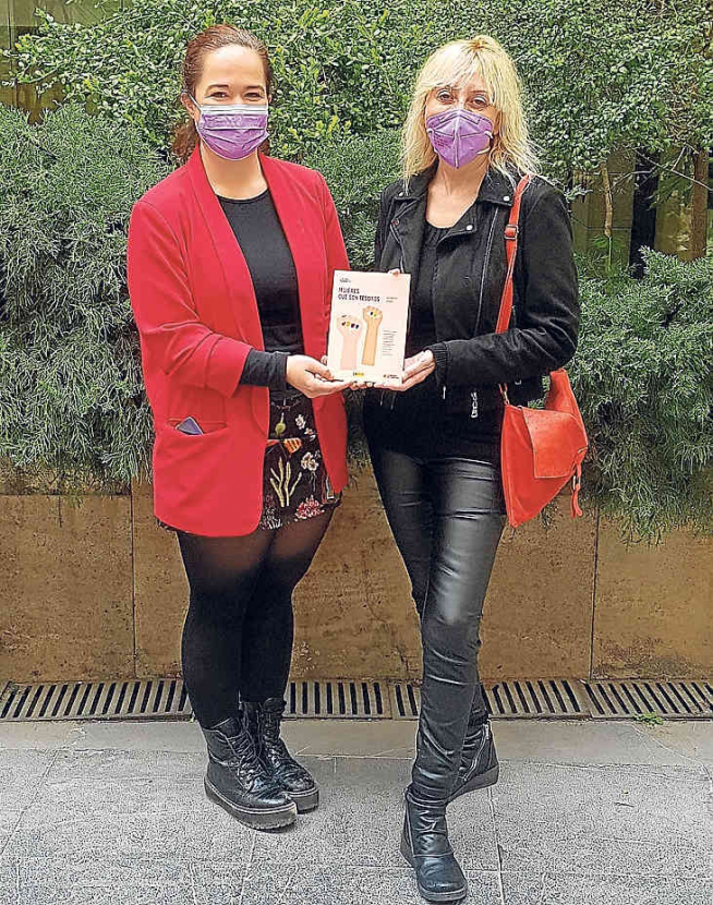 María Goikoetxea y Vicky Calavia con la guía.