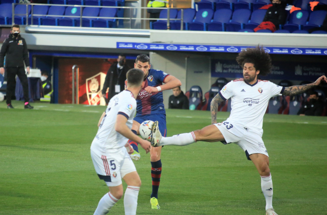 Los centrales del Osasuna se mostraron intratables ante los delanteros del Huesca.