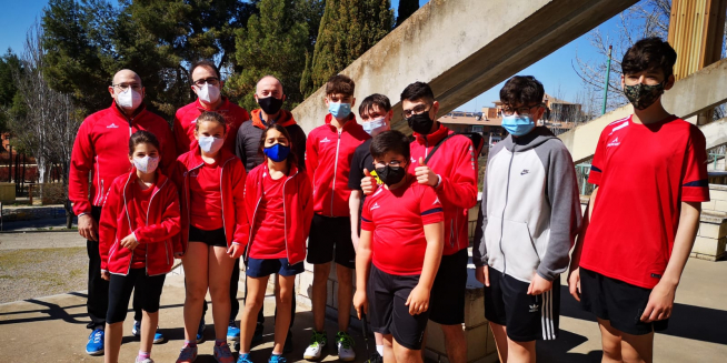 Representación del Bádminton Barbastro en la jornada escolar que organizó.