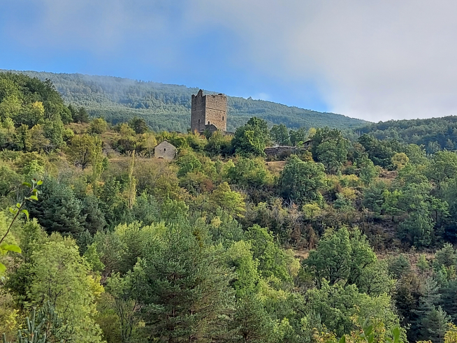 El castillo se funde con el paisaje.