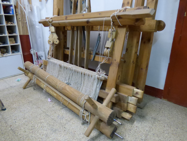 Uno de los telares de la escuela-taller desmontado.