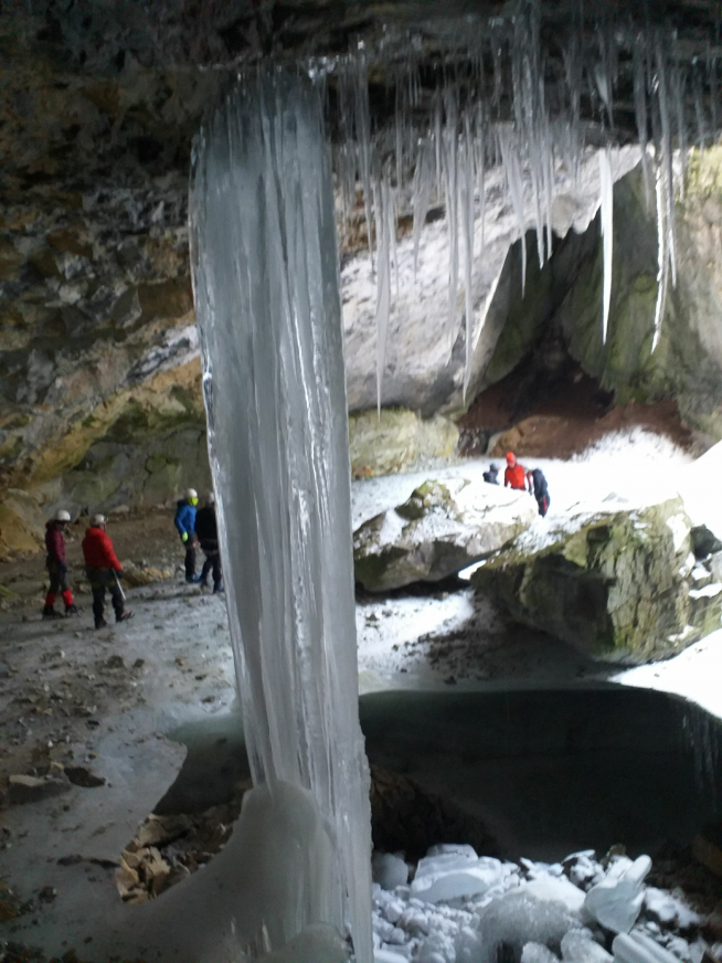 El grupo de Travesías Pirenaicas de Peña Guara descendió a la sima helada de la Grallera del Turbón
