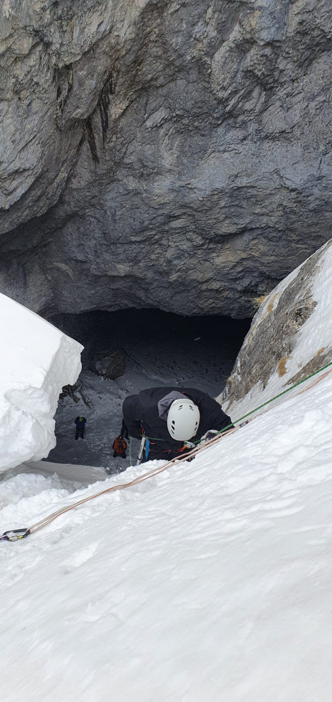 El grupo de Travesías Pirenaicas de Peña Guara descendió a la sima helada de la Grallera del Turbón
