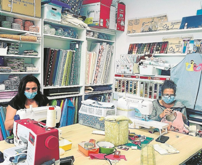 En su local, en el centro de emprendedores del Polígono Fabardo, organiza talleres con su hermana.