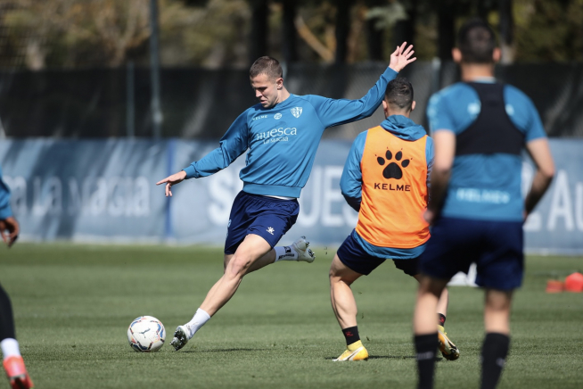 Denis Vavro, en una acción del entrenamiento de este lunes.