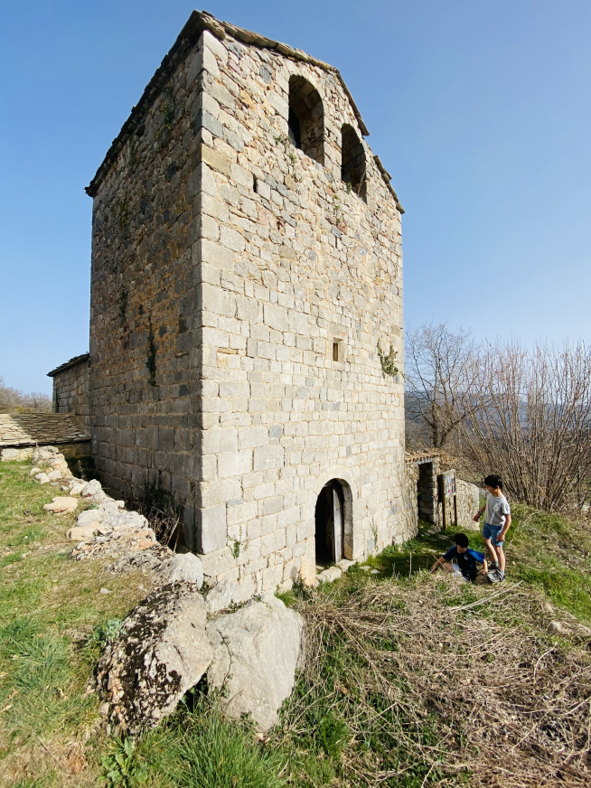 La iglesia de San Hilario de Buira, de donde salió el valioso frontal, del que ahora quieren hacer una reproducción para situarla en su lugar original. De hecho, todavía está configurada como cuando los curas daban la misa de espaldas y en latín.