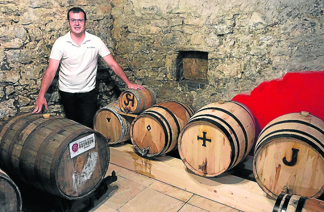Toño Cortijo, con la barrica de bourbon y cerveza artesana en la que ahora ha puesto pacharán.