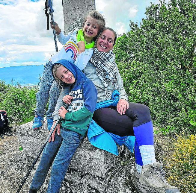 Leticia Romeo, natural de Ayerbe, con sus hijos Atahualpa y Sherlock, de 7 y 6 años.