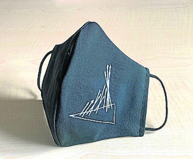 Mascarilla con el logo.