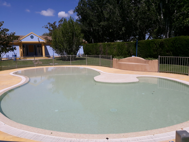 Puesta a punto de una piscina por la empresa Lasaosa
