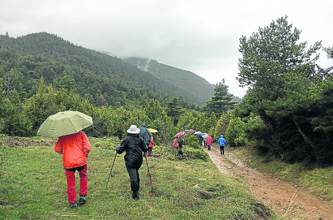 Un momento de la caminata, con las nubes cubriendo los montes circundantes.