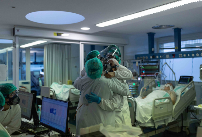 Álvaro Calvo retrató las duras jornadas del trabajo en las UCI en los hospitales aragoneses