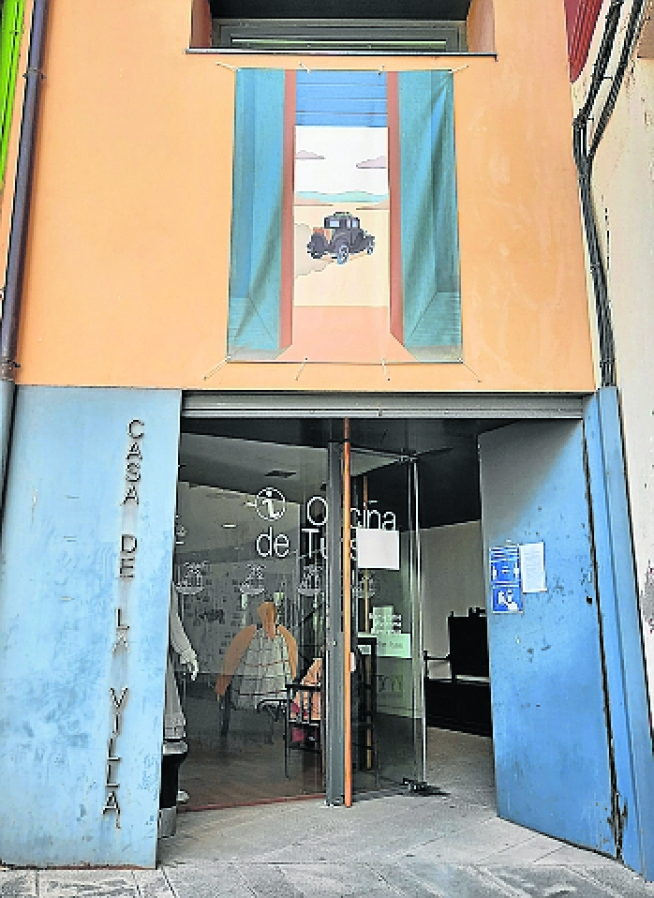 Una de las obras que se exhiben en exteriores de edificios.