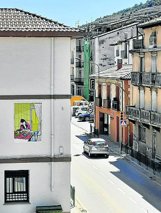 Una de las obras que se exhiben en exteriores de edificios.
