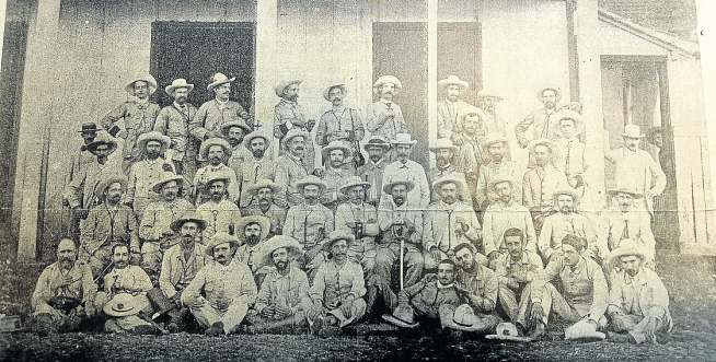 Pedro Huguet, señalado con una cruz, entre los oficiales del Batallón Almansa, en Cuba.