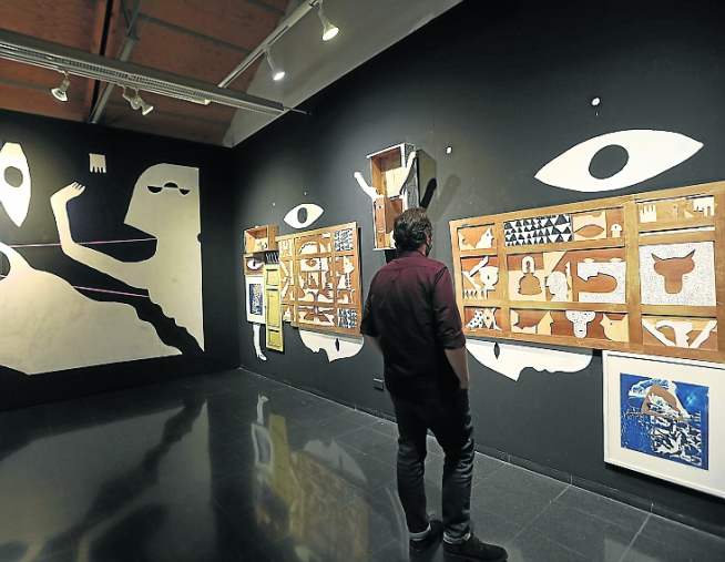 Un visitante observa la obra de Alva Moca en la sala de exposiciones del antiguo Matadero.