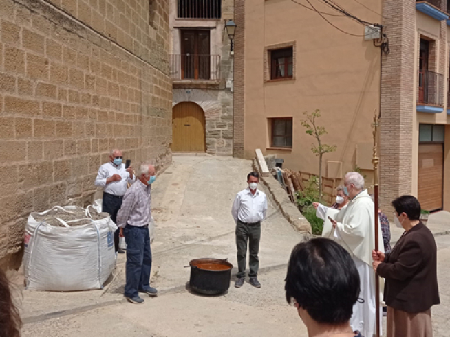 Bendición de las judías que se repartieron entre los vecinos en Huerta de Vero.