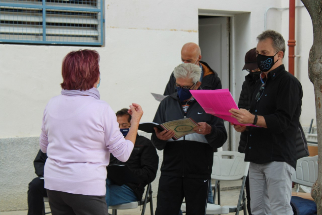 La directora comenta a los bajos y tenores algunos aspectos de la partitura.
