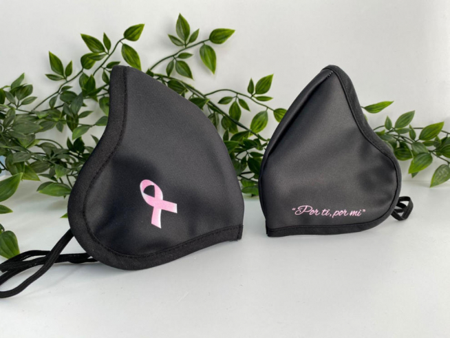 La mascarilla se puede comprar en negro o en rosa.