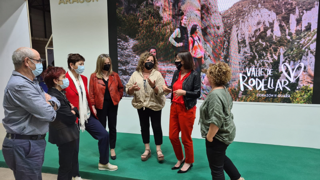La directora general de Turismo de Aragón, Elena Allué, charla con la delegación del Somontano, ayer en Fitur.