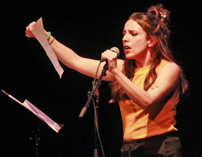 ‘Arde la palabra’ fue el título de la actuación de Laura Sam.