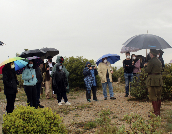 Más de cien personas se acercaron hasta la Sierra de Alcubierre para participar en la tercera “Trinchera viviente”.
