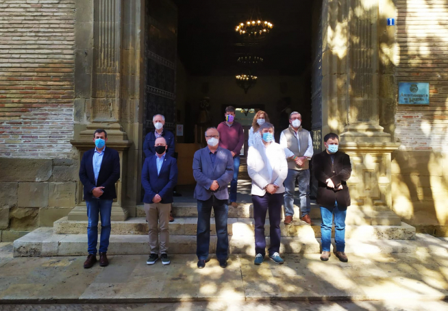 Minuto de silencio frente al Ayuntamiento de Huesca