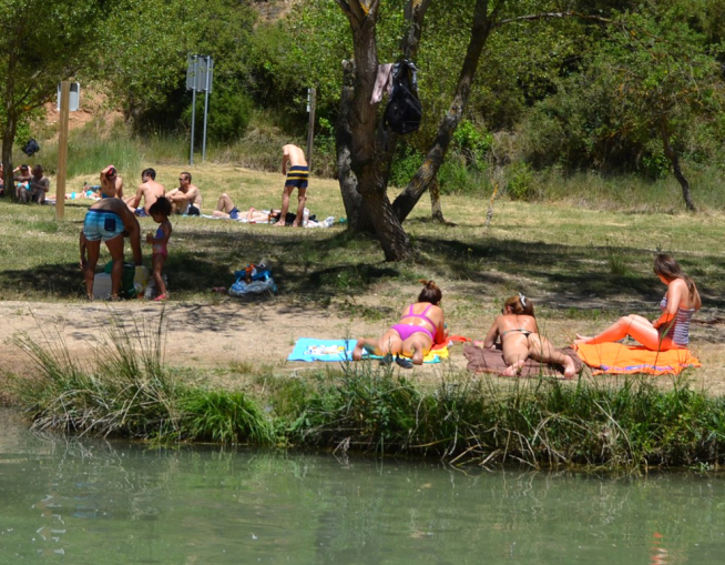 Bañistas en el Salto de Bierge