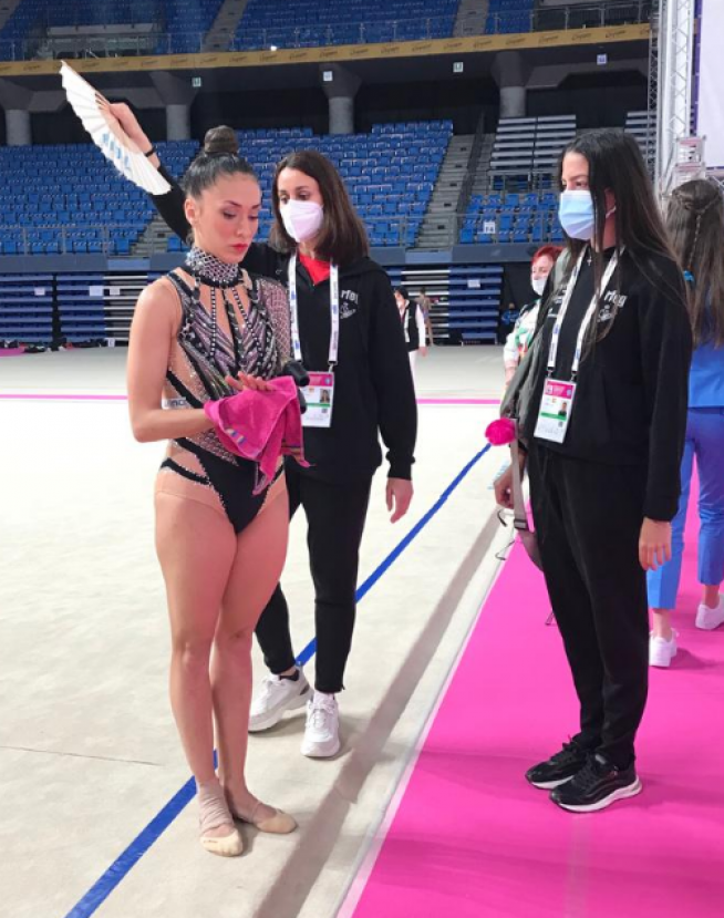 Natalia García, preparando su ejercicio de mazas en Pésaro.