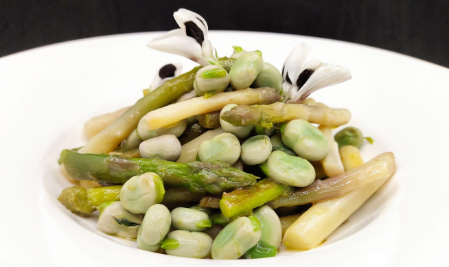 Salteado de espárragos con habas