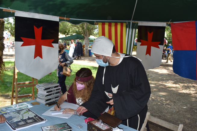 Participantes en la Feria de Artes y Oficios llevando a cabo una de las muestras.