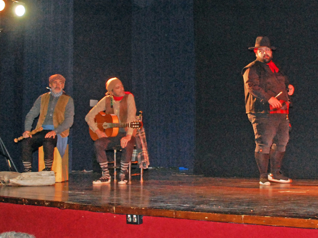 Roberto Nistal durante la representación, acompañado por José Bellosta y Antolín Santolaria