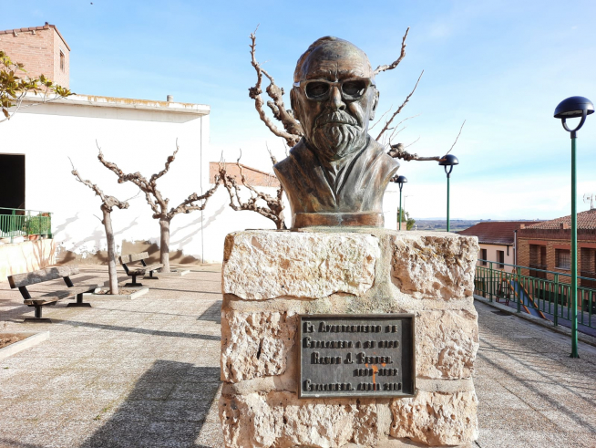 Busto de Ramón J. Sender, el hijo más universal de Chalamera, en la plaza donde se ubicaba su casa natal.