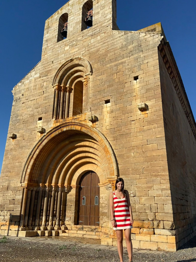 Lorena Teixidó, en la ermita de la Virgen de Santa María de Chalamera, a la que los vecinos tienen mucha devoción