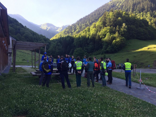 Otra imagen de los agentes participantes en la misión.