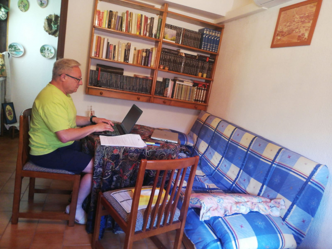 Luis Bradinera teletrabaja para la UAB desde Casbas.