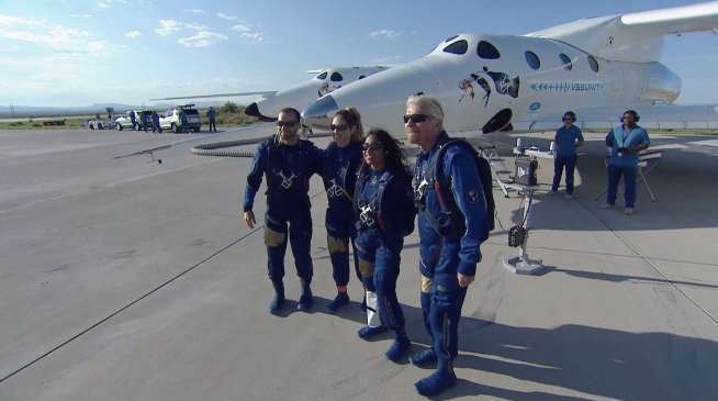 Richard Branson y sus compañeros de misión posan con el Virgin Galactic